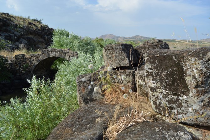Gaziantep'teki 2 bin yıllık taş köprü turizme kazandırılmayı bekliyor