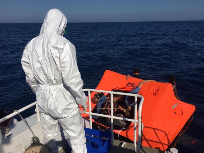 İzmir'de Türk kara sularına geri itilen 65 sığınmacı kurtarıldı