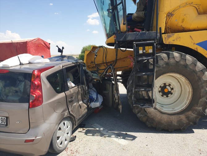 Konya'da biçerdöverle çarpışan otomobildeki 3 kişi yaralandı