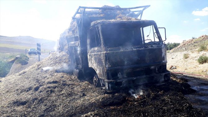 Nevşehir'de saman yüklü kamyonet yandı