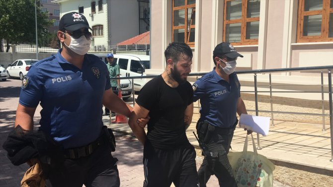 Konya'da kuyumcunun aracından para çalan 2 zanlı, kadın kıyafetiyle yakalandı