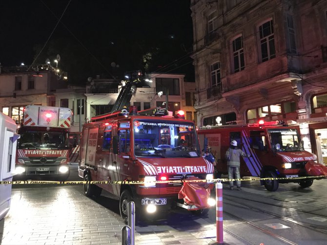 Beyoğlu'nda mağazada çıkan yangında 1 kişi dumandan etkilendi
