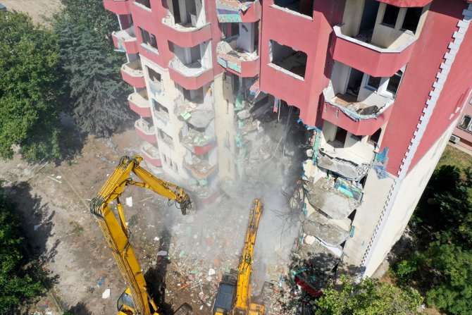 Büyükçekmece'de risk taşıyan binaların yıkımı sürüyor