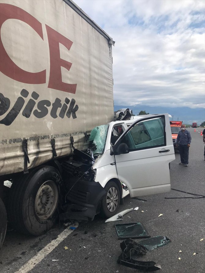 Çankırı'da hafif ticari araç park halindeki tıra çarptı: 1 ölü, 1 yaralı