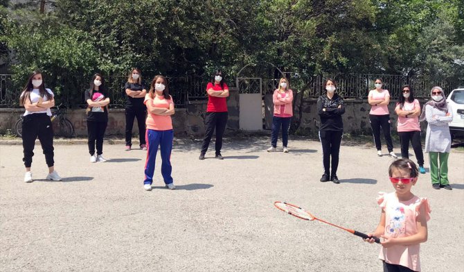 Kovid-19'dan bunalan Erzurumlu kadınlar badminton oynayarak stres attı