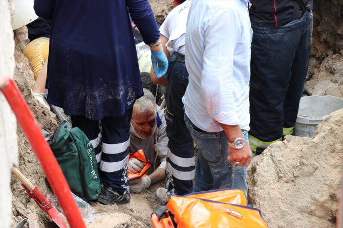 Kütahya'da toprak altında kalan 2 işçi kurtarıldı