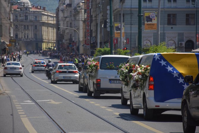 Srebrenitsalı soykırım kurbanlarının cenazeleri, Saraybosna'dan dualarla uğurlandı