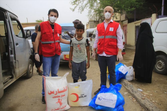 Türk Kızılay Yemen'deki ihtiyaç sahibi engellilere gıda yardımlarını sürdürüyor