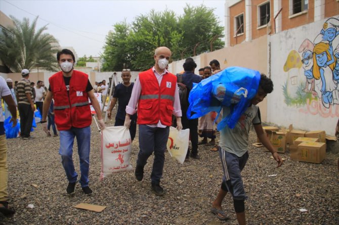 Türk Kızılay Yemen'deki ihtiyaç sahibi engellilere gıda yardımlarını sürdürüyor