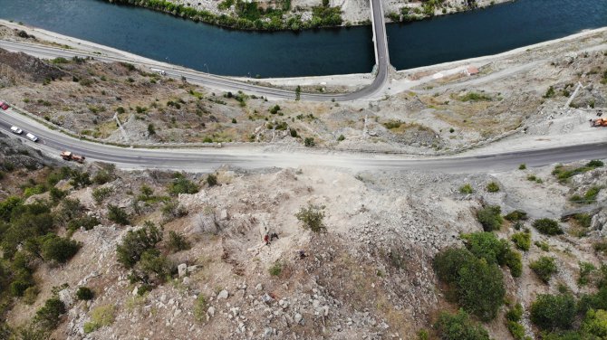 Artvin-Erzurum kara yolunda tehlike arz eden kayalar temizleniyor