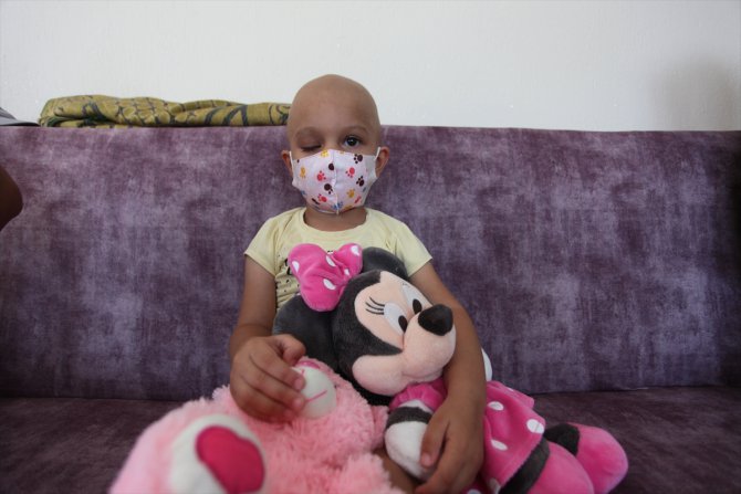 Kanser tedavisi gören kızı mutlu olsun diye saçlarını kazıttı