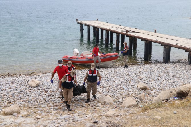 Van Gölü'nde batan teknedeki cesetlerin çıkarılması çalışmalarına ara verildi