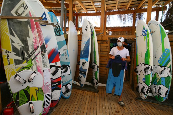 Alaçatı, "Kovid-19 sonrası" sörf tutkunlarıyla şenlendi