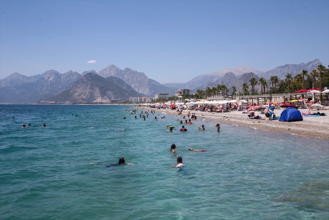 Antalya'da sıcak havada bunalanlar sahillerde serinlemeye çalıştı