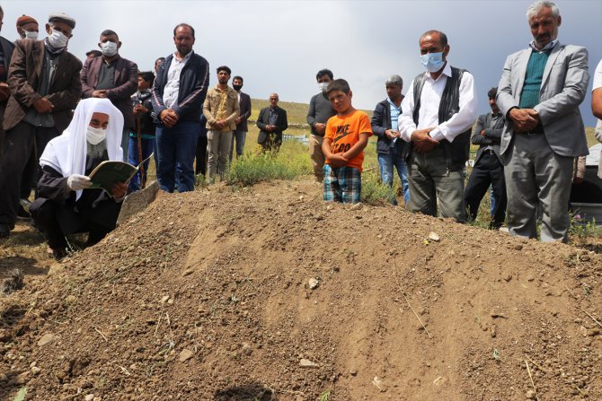 Cezayir'de inşattan düşüp ölen dayı ile yeğeninin cenazesi Ağrı'da defnedildi