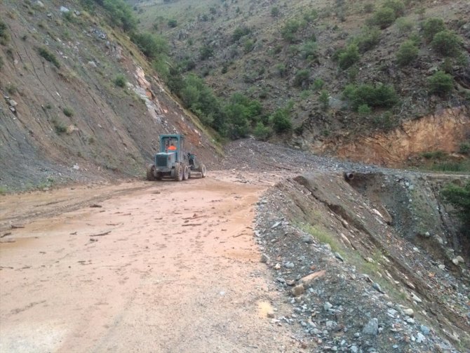 Erzincan'da sağanak nedeniyle kapanan köy yolları ulaşıma açıldı