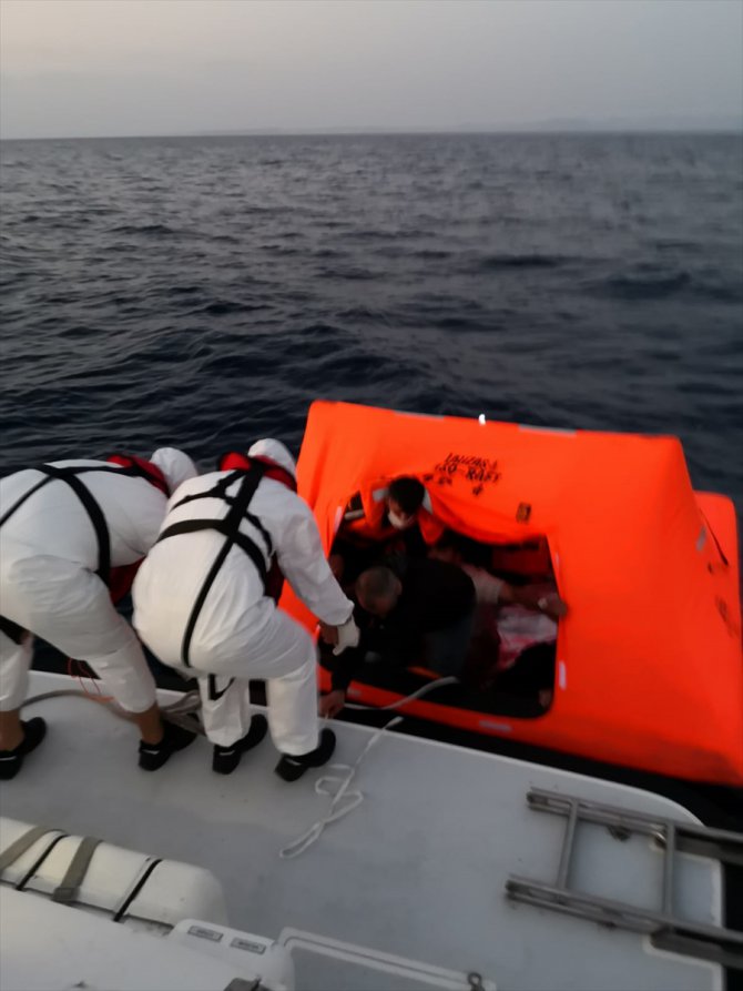 Muğla'da Türk kara sularına itilen 60 sığınmacı kurtarıldı