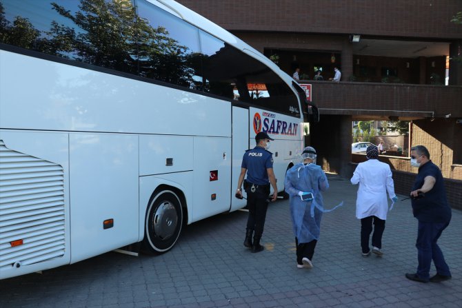 Otobüsle Karabük'e gelen 12 kişiye ev izolasyonu