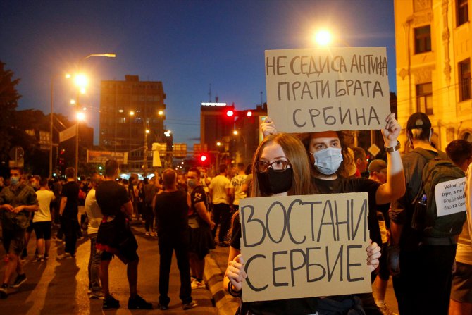 Sırbistan'daki hükümet karşıtı protestoların dördüncü günü olaylı geçti