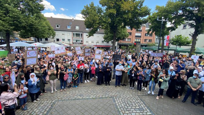 Almanya'da gençlik dairelerince çocukları alınan ailelere destek mitingi
