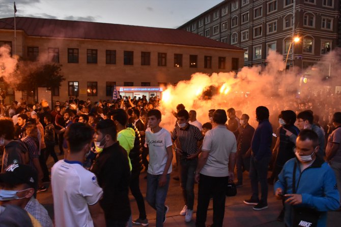 Büyükşehir Belediye Erzurumspor taraftarları Altay maçının ardından sokaklara döküldü