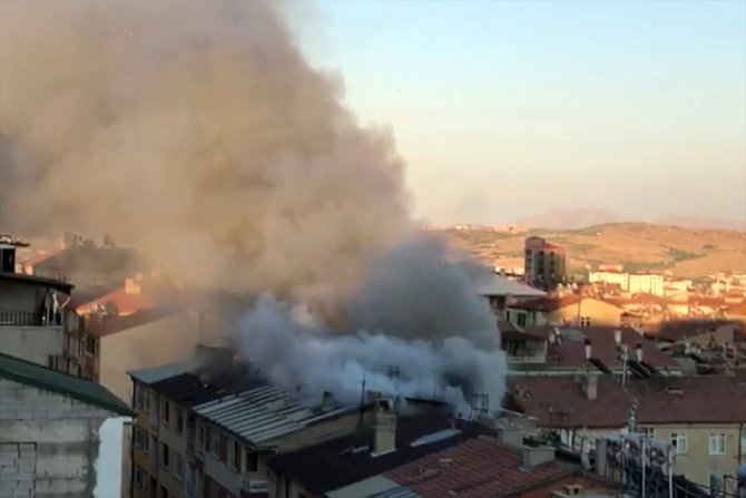 Elazığ'da boş binanın çatısında çıkan yangın söndürüldü