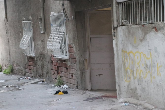 İzmir'de bıçakla yaralanmış halde bulunan kadın kurtarılamadı