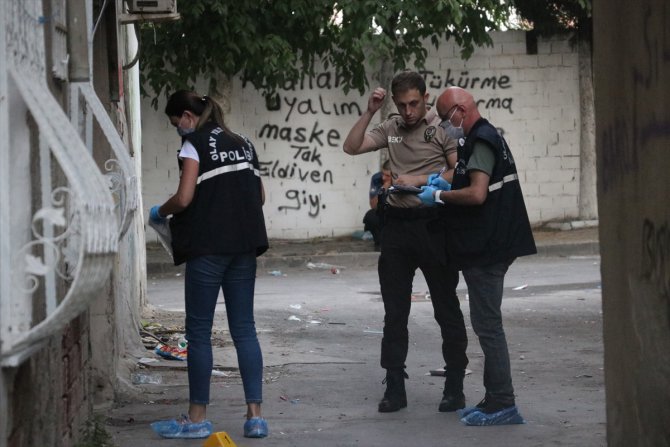 İzmir'de bıçakla yaralanmış halde bulunan kadın kurtarılamadı