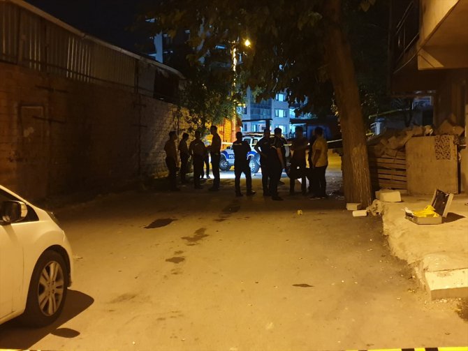 İzmir'de pompalı tüfekle vurulan kadın kurtarılamadı