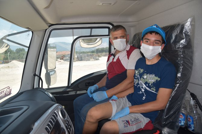 Manisa'da engelli çocuğun "çöp kamyonuna binme" hayali gerçeğe dönüştü