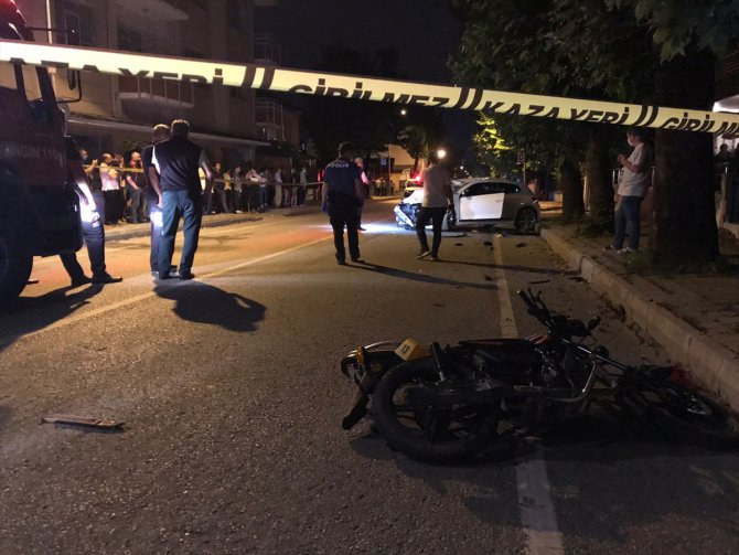 Sakarya'da otomobil ile motosiklet çarpıştı: 1 ölü, 2 yaralı