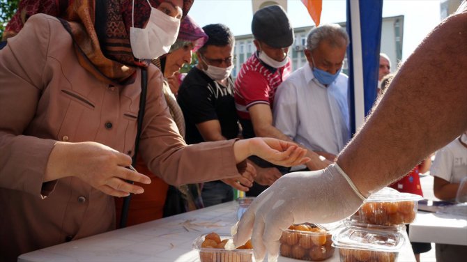 Gaziantep, Diyarbakır ve Adıyaman'da Ayasofya'nın yeniden ibadete açılması nedeniyle lokma tatlısı ikramı