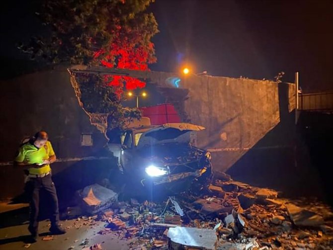 Aydın'da askeri kışlanın duvarını çarparak yıkan otomobilin sürücüsü yaralandı