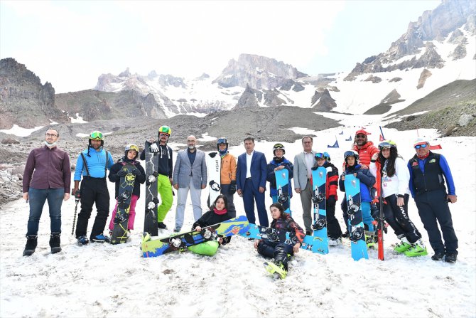 Erciyes'te temmuz ayında sporcular kayak keyfi yaşıyor