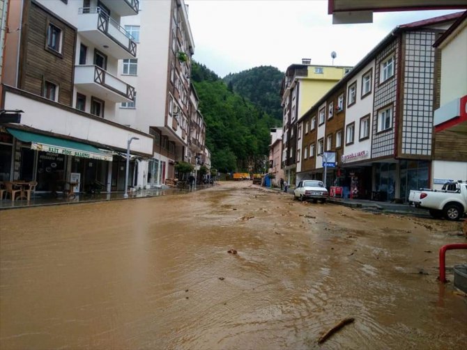 Rize'de şiddetli yağış nedeniyle Rize-Erzurum kara yolu ulaşıma kapandı