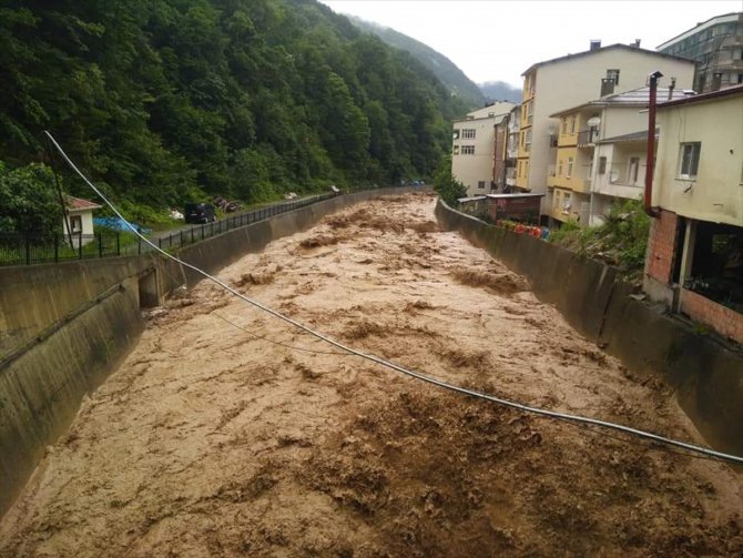Rize'de şiddetli yağış nedeniyle Rize-Erzurum kara yolu ulaşıma kapandı
