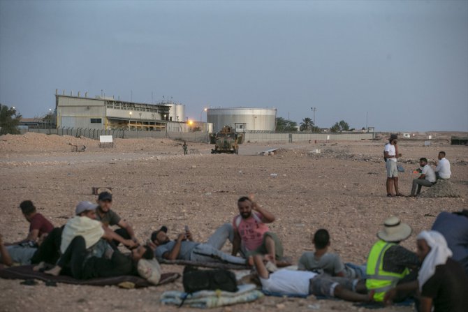 Tunus'un işsizlik protestolarına sahne olan Tatavin ilinde petrol istasyonu önünde eylem