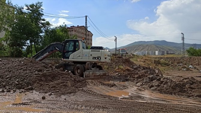 Van ve Bitlis'te sağanak su baskınlarına neden oldu
