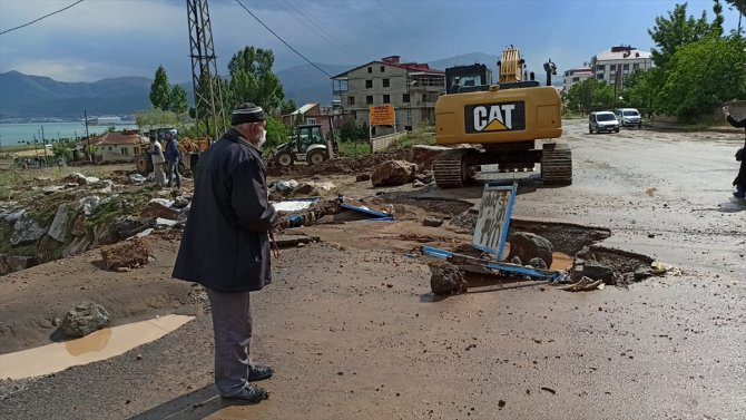 Van ve Bitlis'te sağanak su baskınlarına neden oldu