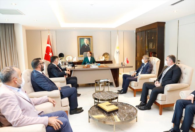 Akşener, Türk Eczacıları Birliği Başkanı Çolak ile görüştü