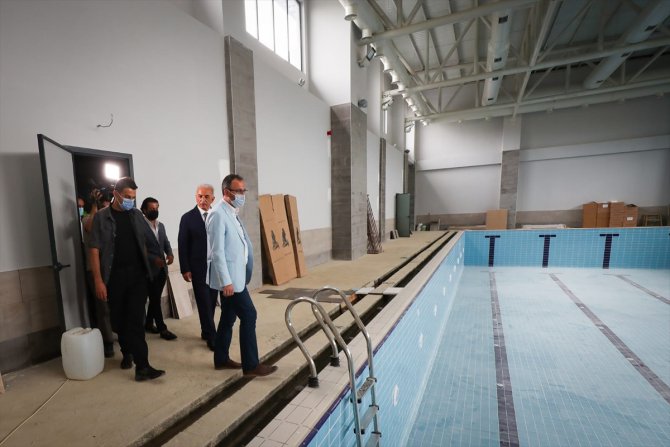 Bakan Kasapoğlu, Ümraniye'de yapımı devam eden spor tesislerinde incelemelerde bulundu