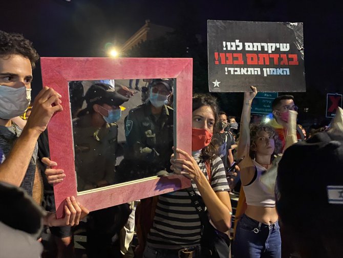Batı Kudüs'te binlerce kişi Başbakanlık konutu yakınında Netanyahu'yu protesto etti