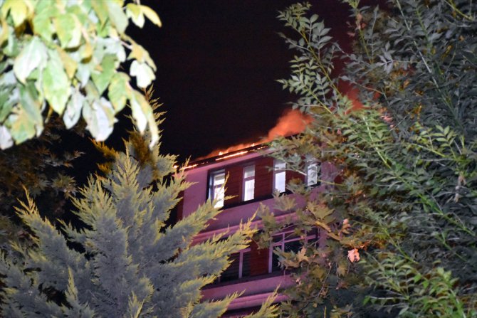 Bilecik'te bir apartmanın çatısında çıkan yangın söndürüldü