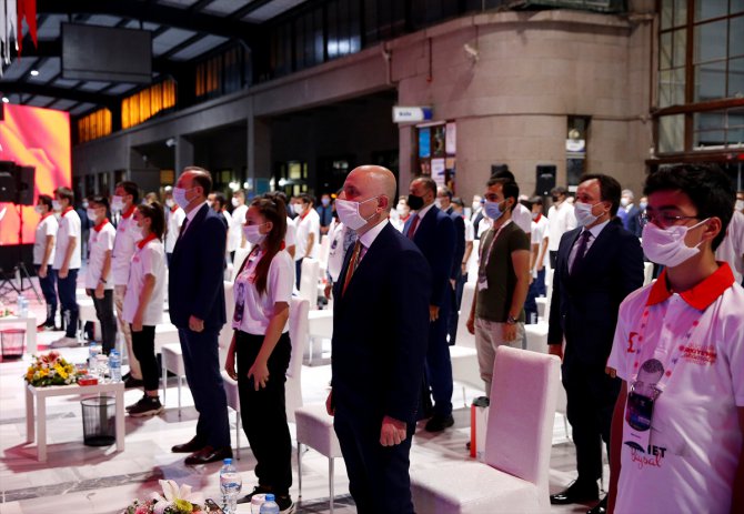 Bakan Karaismailoğlu, Ankara Garı'nda gençlerle buluştu: