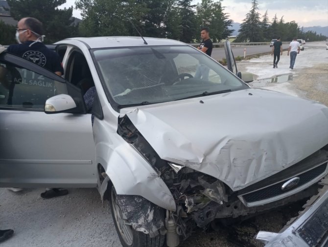 Isparta'da otomobil duvara çarptı: 2 yaralı
