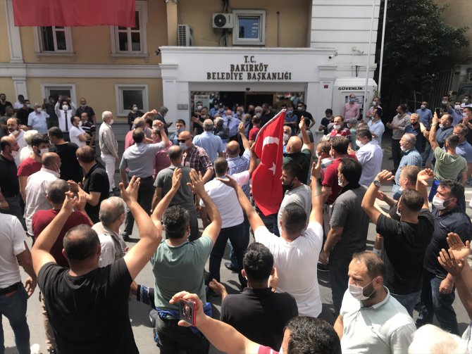 Pazar yerleri kapatılan pazarcılar, Bakırköy Belediyesi önünde protesto gösteri yaptı