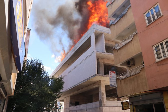 Tunceli'de inşaat halindeki binada çıkan yangında mahsur kalan 2 işçi son anda kurtarıldı