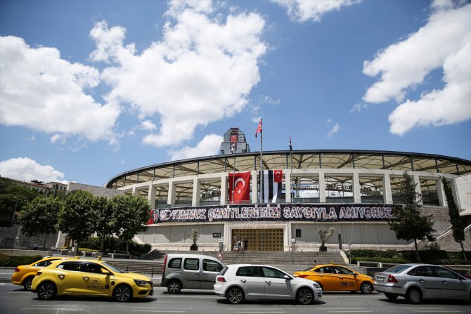 Vodafone Park'a "15 Temmuz" anısına pankart asıldı