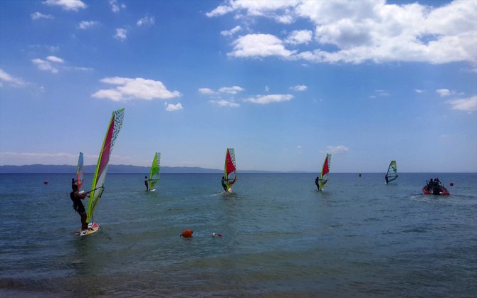15 Temmuz anısına Saros Körfezi'nde sörf yaptılar