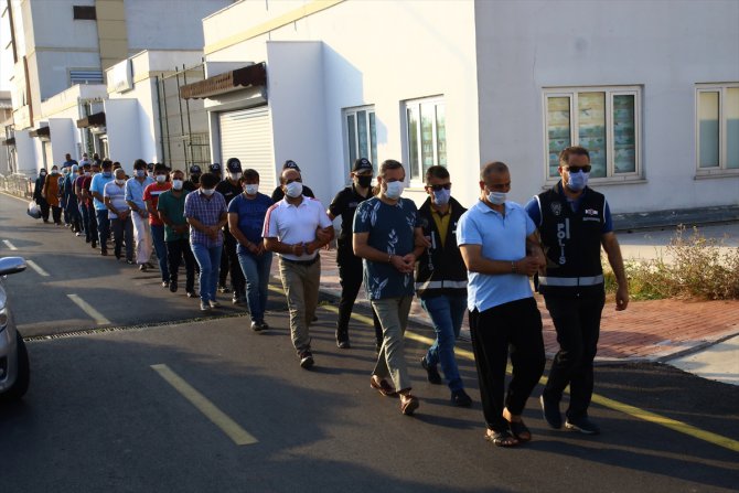 Adana merkezli FETÖ soruşturmasında yakalanan 20 şüpheli adliyeye sevk edildi